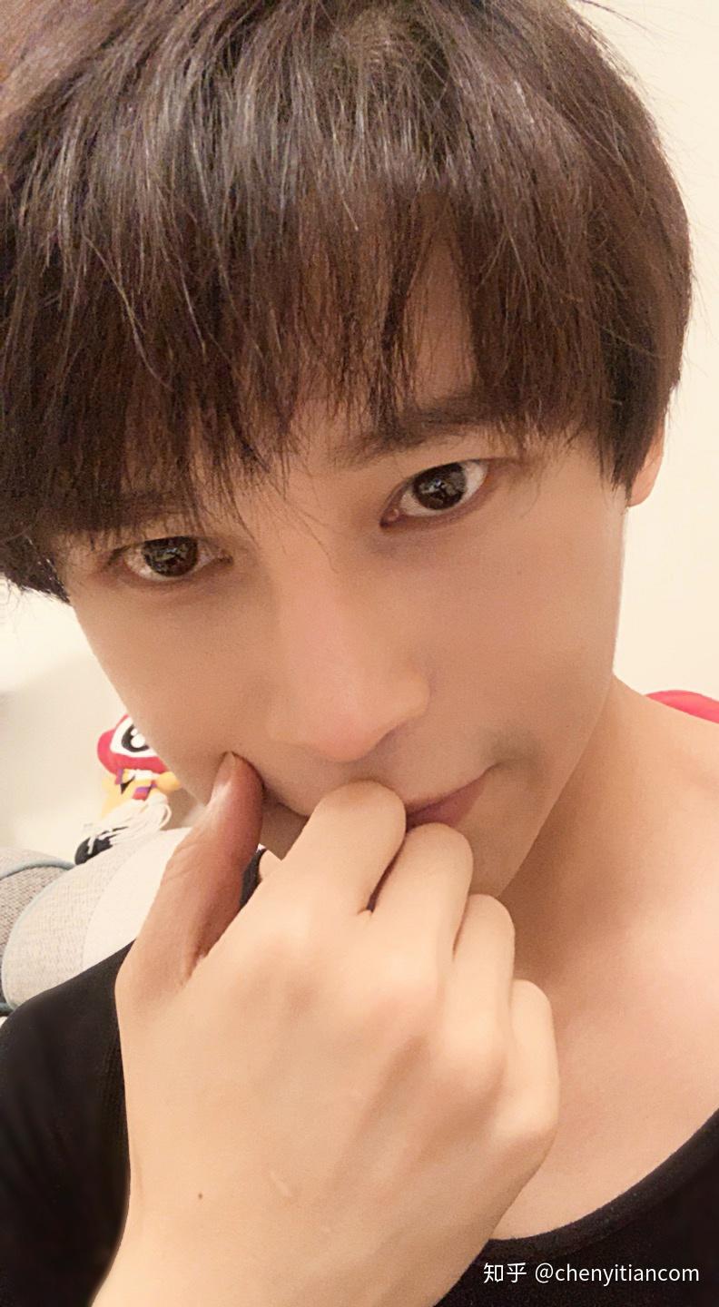 这些捂脸帅气的男星肖战王一博张艺兴吴亦凡陈奕天