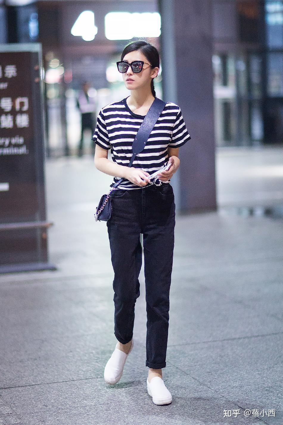 霍思燕被杜江宠着真幸福素颜走机场穿条纹t配渔夫帽像小姑娘