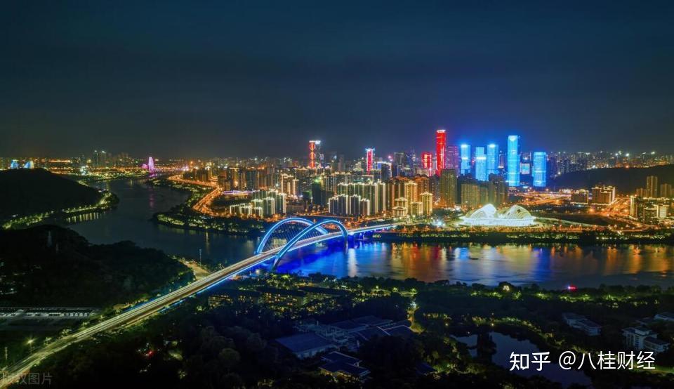 5公里处有麓谷工业区, 现在还在离梅溪湖cbd4公里远的汇智路开发大