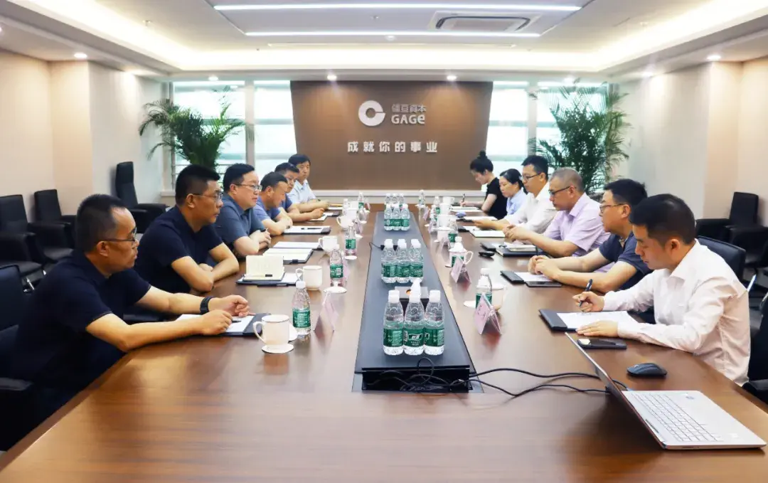 华亭市乡村振兴局局长梁海军;华亭市政府办公室主任何海涛;华亭市发