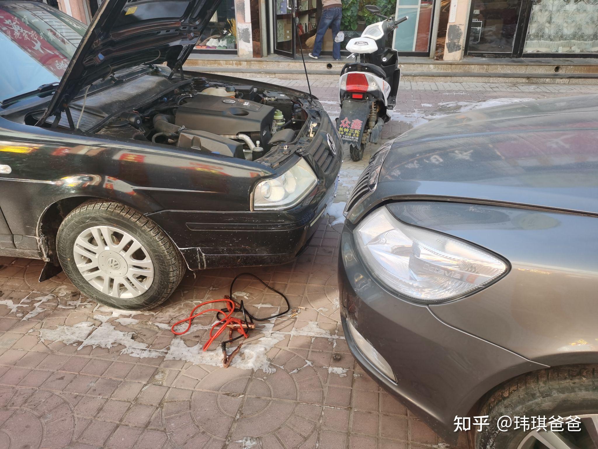 車輛車頭儘量靠近一點,停車的位置非常狹窄,而且搭電線長度有限首先要