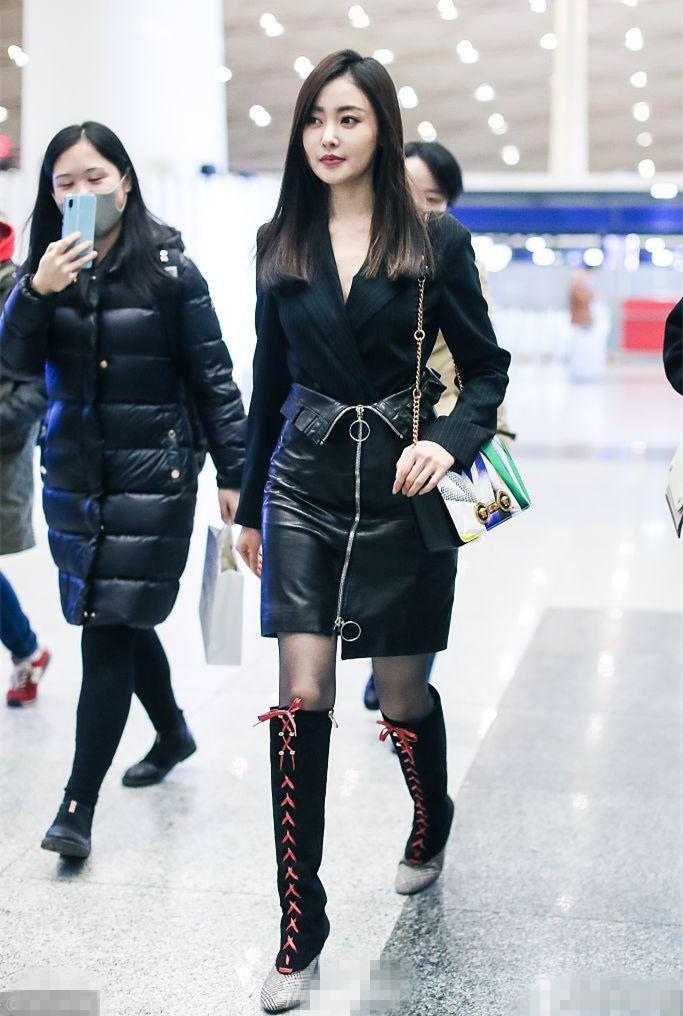 张天爱这双靴子不但非常悦目,还非常欠好穿呢,由于原来长筒靴对女生的