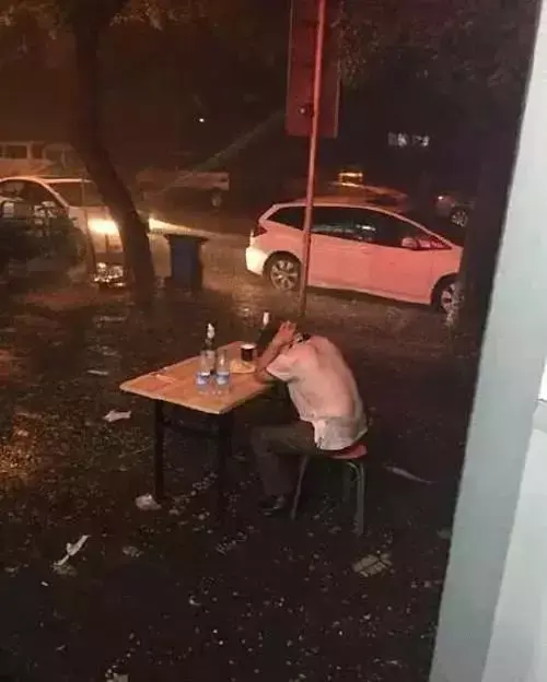 街边人来人往了,一场大雨下来,很多人都躲进屋檐下躲雨,大家都注意