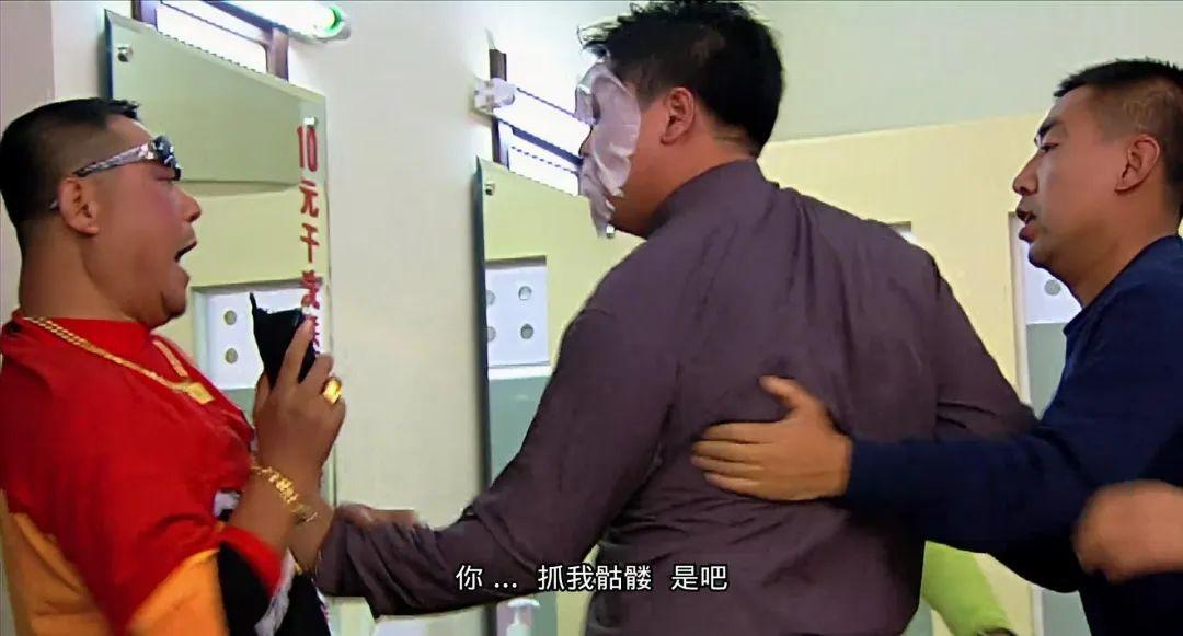 讲戏,身着德彪同款骷髅头套装,配以手表大金链以示虔诚.