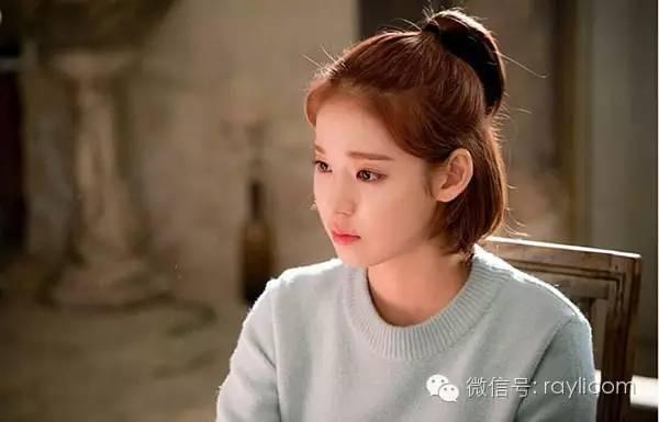 教你美梳半丸子头已经太俗了我换上戚薇的半马尾一样清爽又时髦