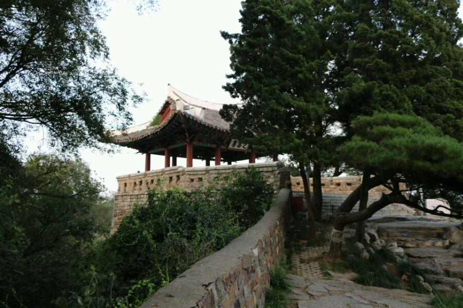乙密台在牡丹峰上,6世纪中叶修筑平壤城时作为其内城的北将台修筑的