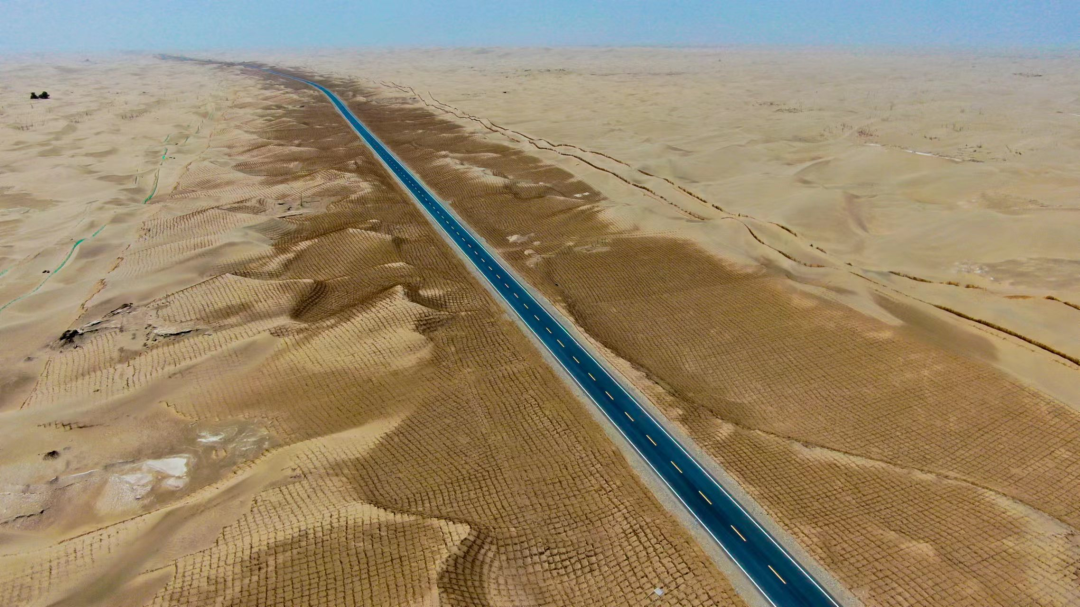 新疆且末尉犁至且末沙漠公路正式通车