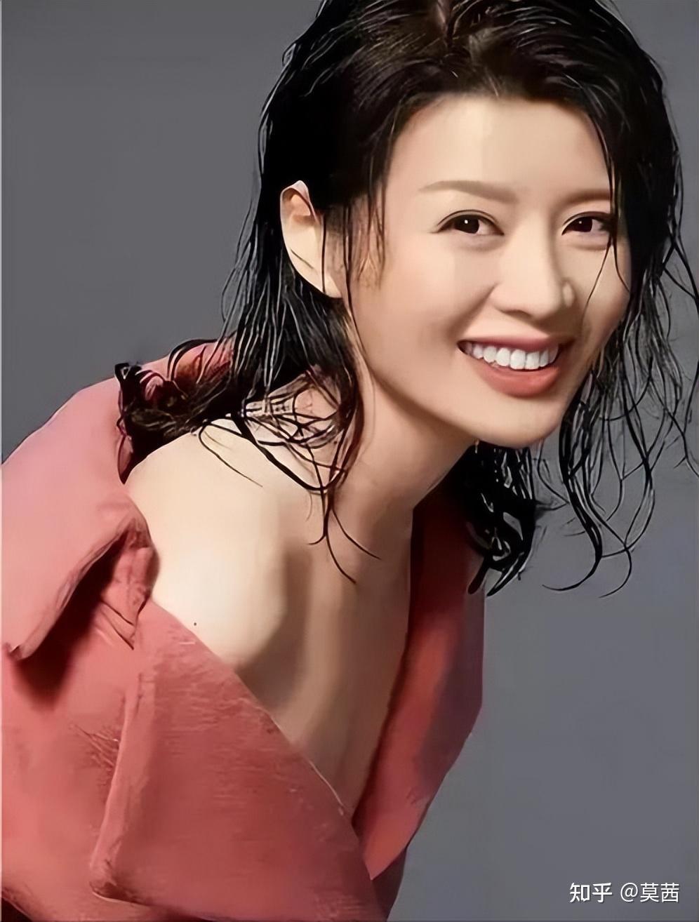 程鹏社交平台上的留言,语气中充满不解和痛惜,毕竟一个抛妻弃子的演员