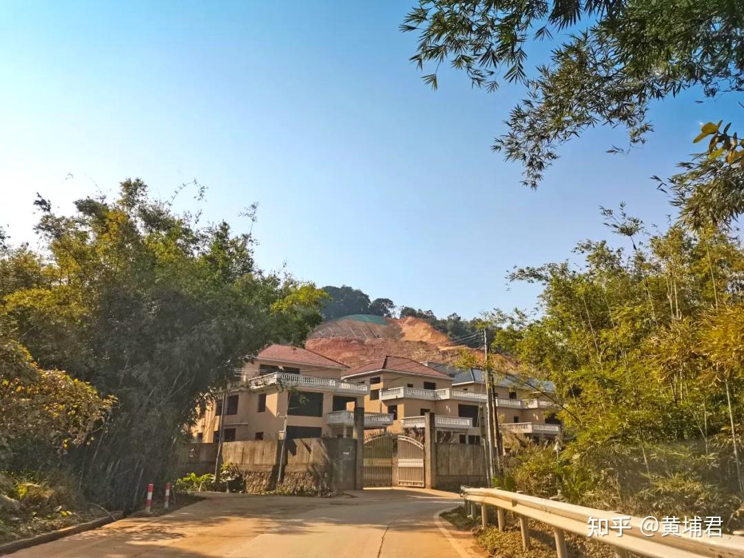 天鹿湖环湖街的路牌从路牌来看,山庄向西行的道路名称变成了"天鹿湖