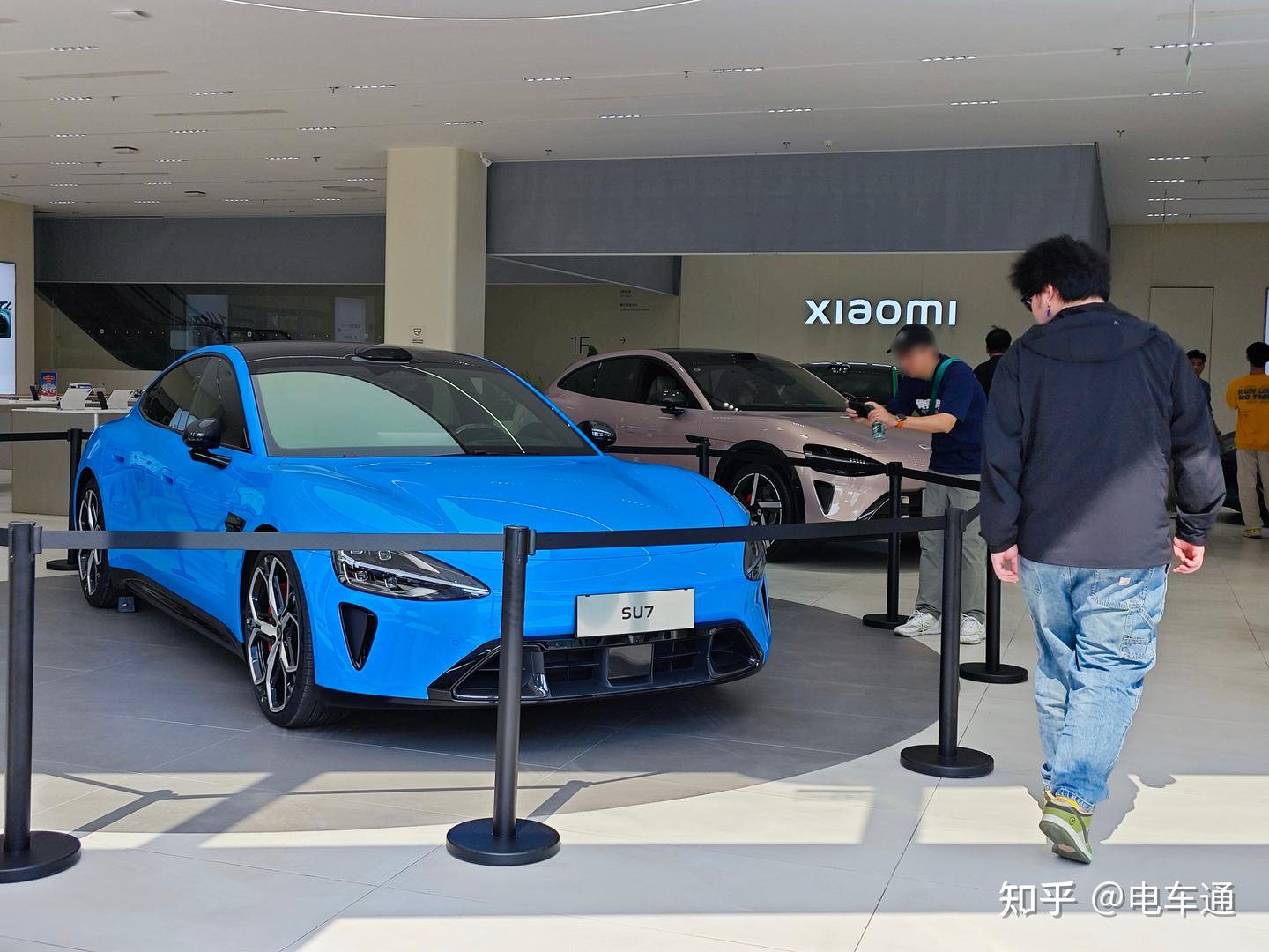 新一代小米SU7实拍:门把手换了、舒适性升级,但更贵了