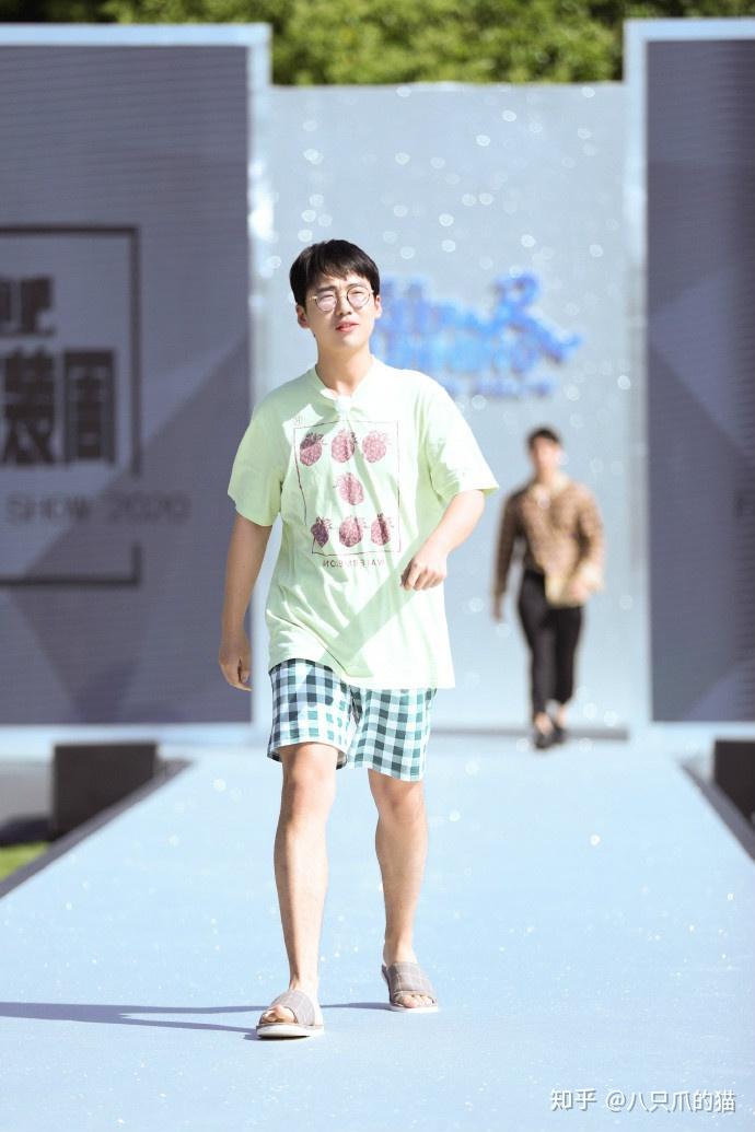 郭麒麟录跑男西装穿错码显胖一圈镇定自若不愧郭德纲之子