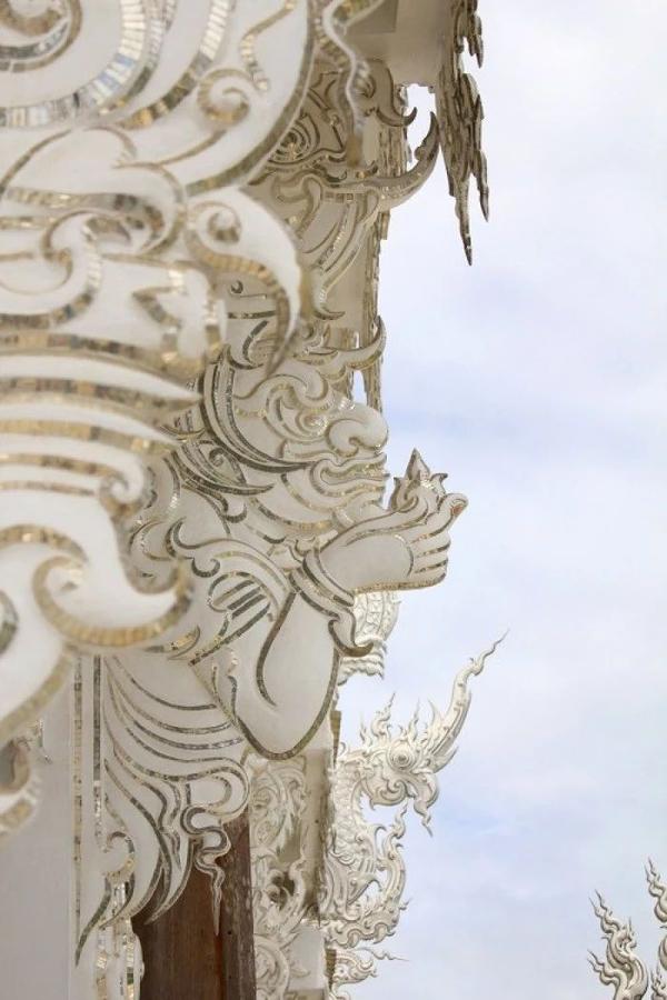 白庙的屋檐一角 似乎带着点潮汕老屋剪瓷雕艺术的影子