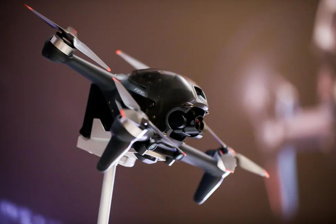 大疆首款穿越机fpv来啦!高空穿梭玩跳楼,极速飞行140km/h - 知乎