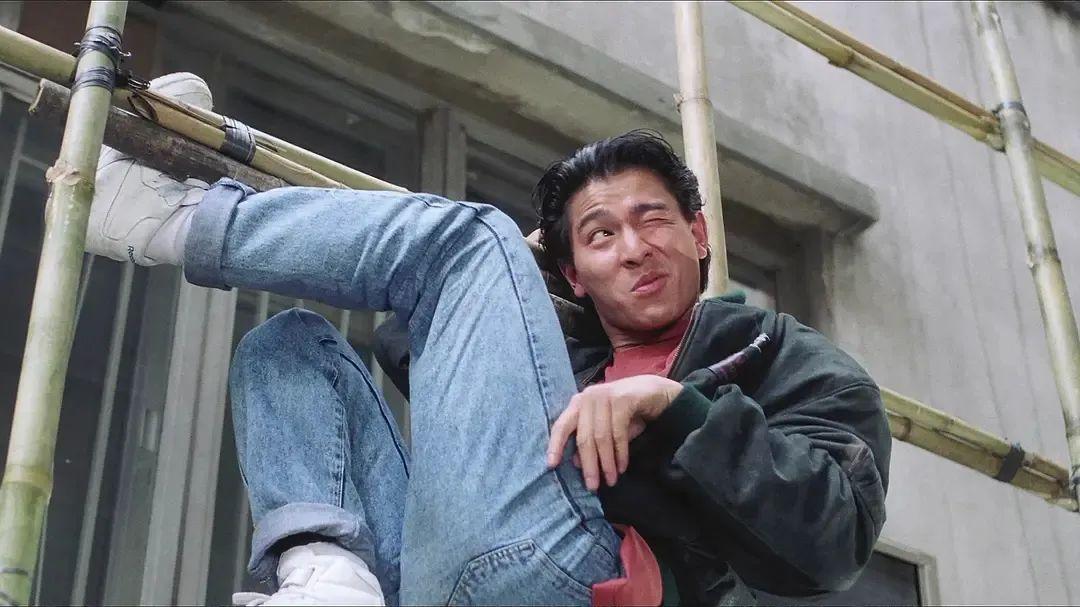 这从神坛跌落凡尘的战术坠崖,让他遇到了一事无成的小混混刀仔.