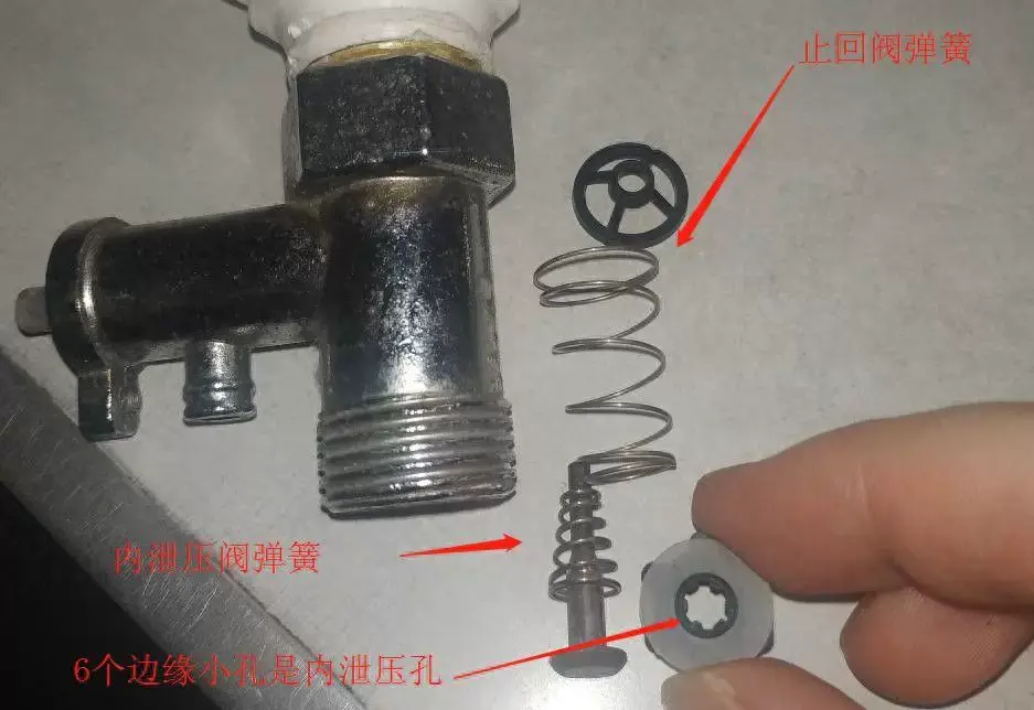 拆解清理滴水的热水器安全阀,并尝试止回与内泄压解耦改造