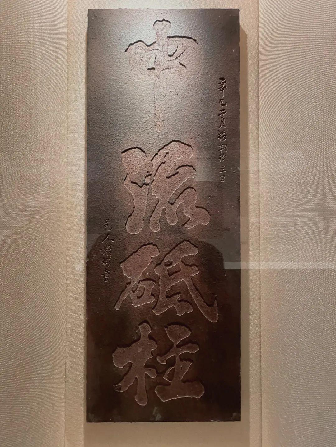 中流砥柱石刻复制品这一条石梁,1200年,镌刻了22幅画,30多万字.