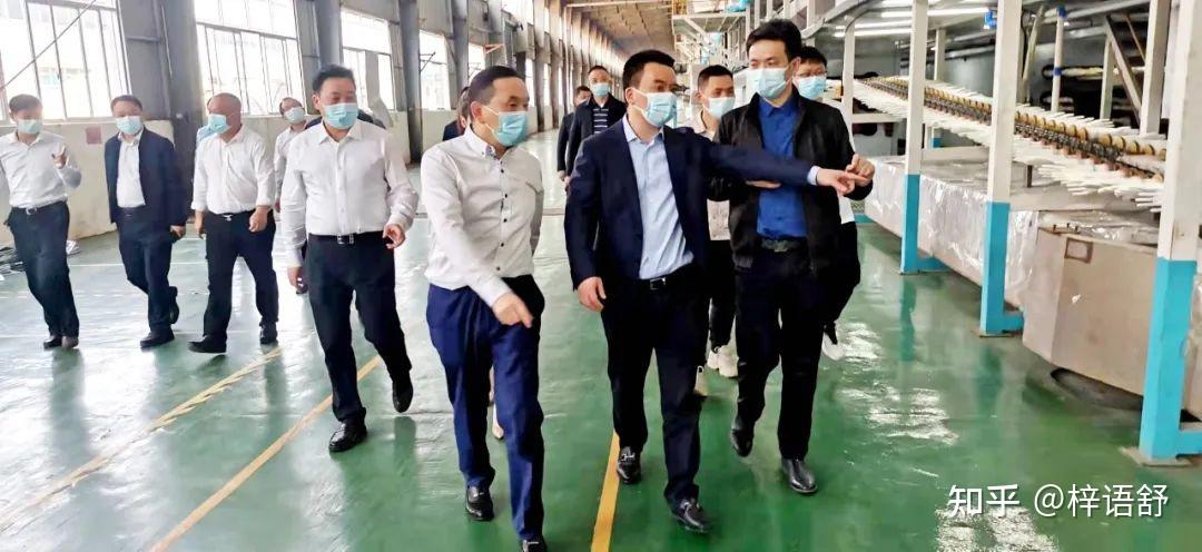 周晓华董事长陪同考察组一行参观了荣莱医疗生产线,详细介绍了荣莱
