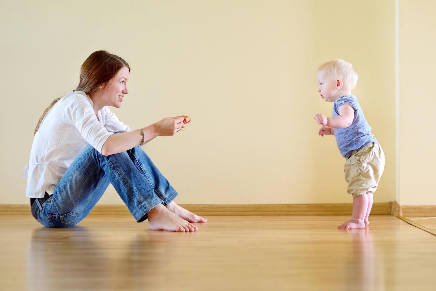 宝宝什么时候开始学走路好？（宝宝学走路的常见误区&教宝宝学走路的正确方法） | 美国妈妈网