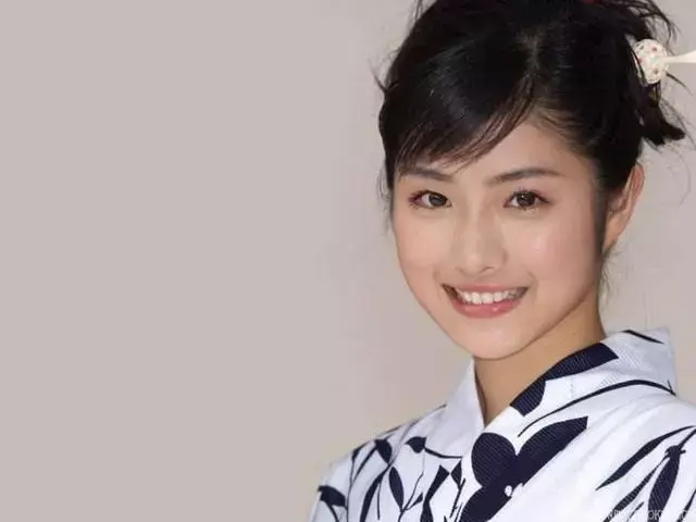 石原里美,1986年12月24日出生于日本东京,演员.