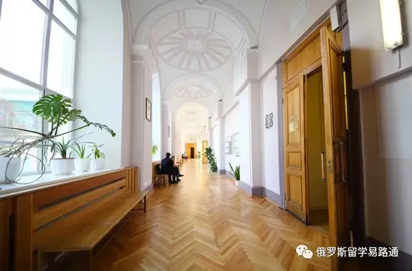 莫斯科国立大学高层建筑的第一稿模型设计是类似于苏维埃宫的设计.