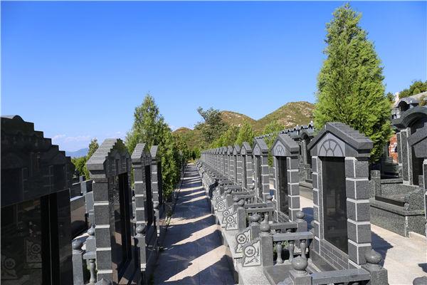 八宝山公墓始建于1949年11月,为了更加方便人们对烈士进行祭拜,在八宝