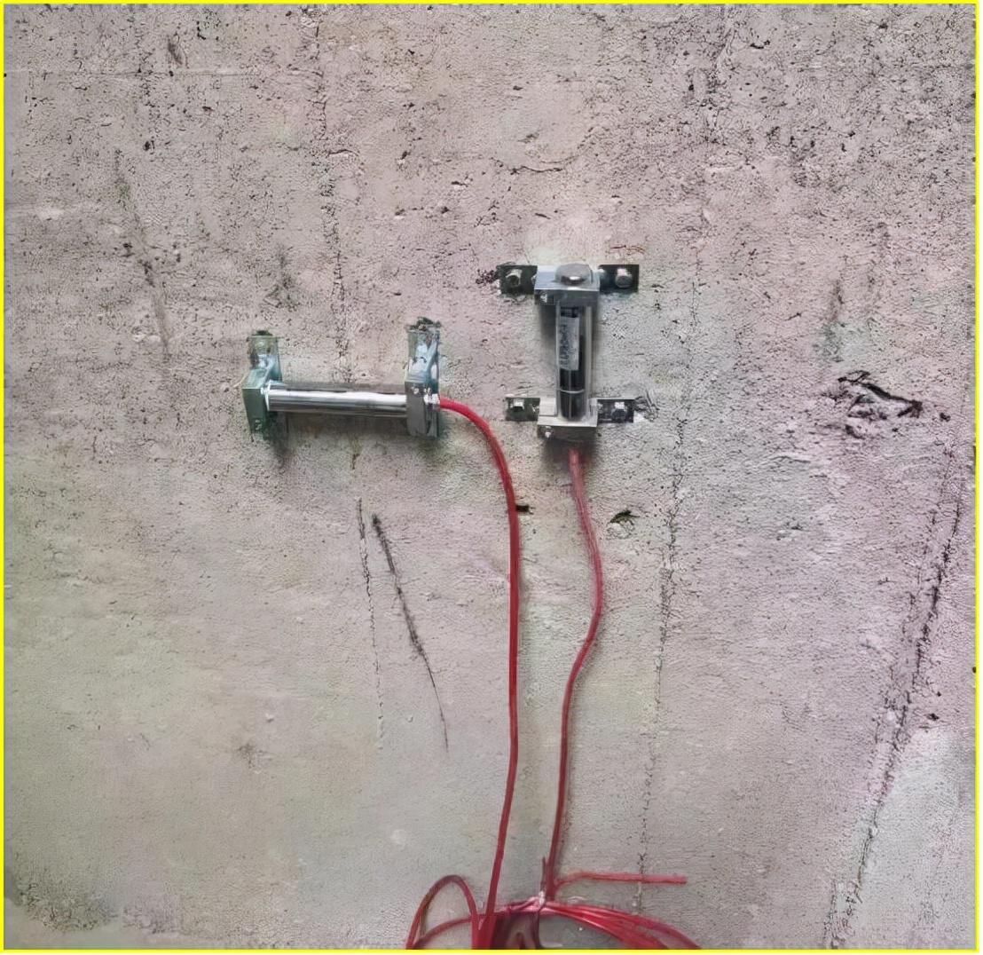 常用监测元件为钢筋应力计,表面式混凝土应变计及埋入式混凝土应变计