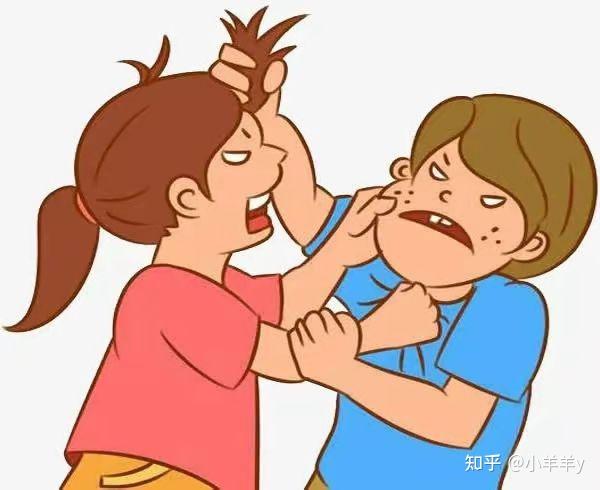 弟弟夫妻俩打架,妈妈假装没看见,扛着锄头下地干活了