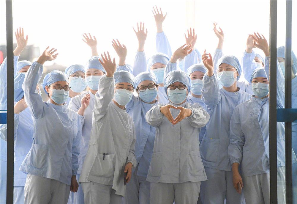 白衣执甲为苍生——全球抗疫战场医护人员群像 