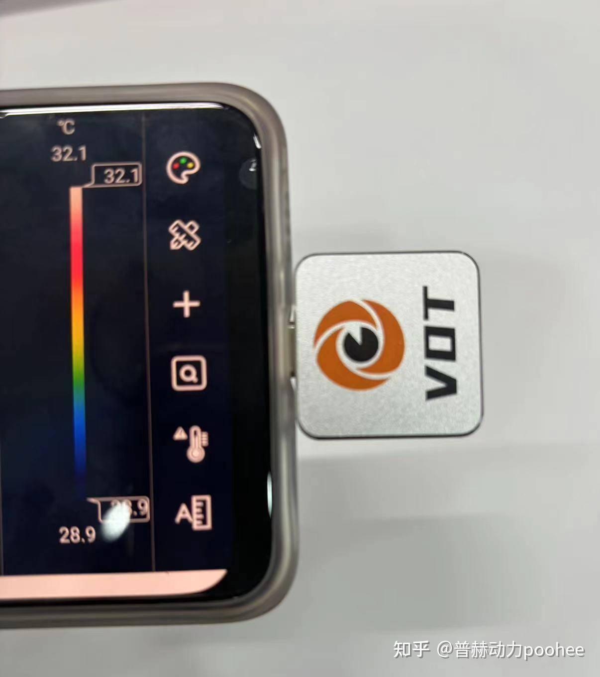 热像仪的安装过程倒是很简单,只需要将有传感器的那一侧面向手机,然后