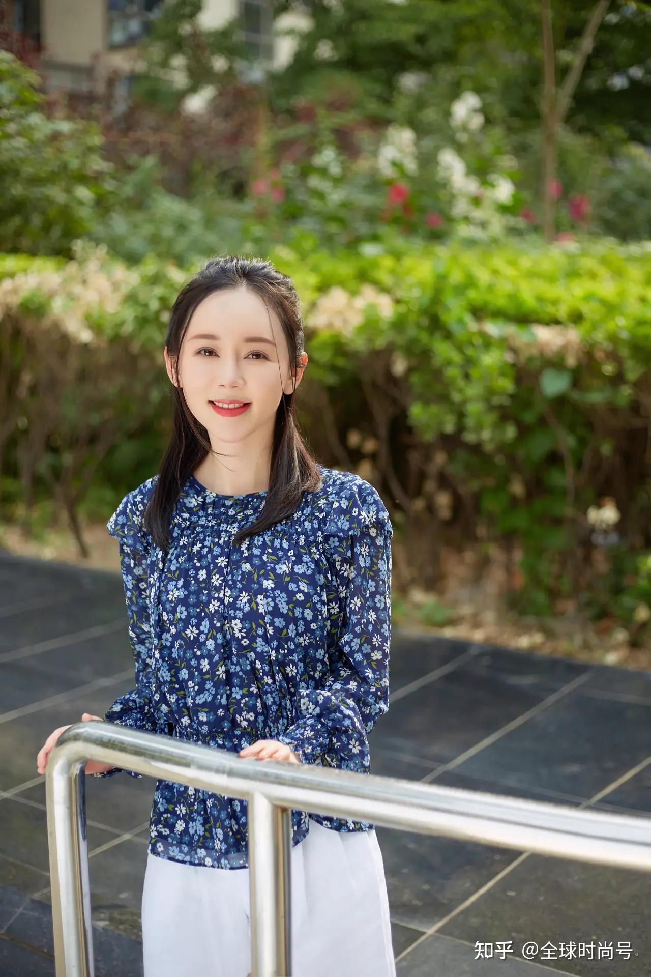 魏新雨不仅歌甜,搭配服装也是"一绝",蓝色印花裙简约大方