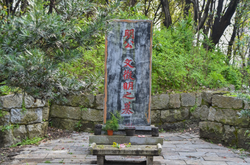 没想到如今这里成了孙武纪念园的一部分,和后人新修的孙武墓成了辆佑