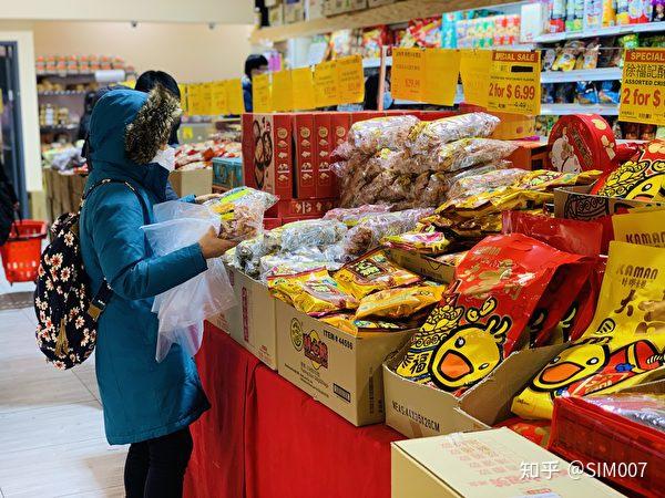 暴雪来临 华人挤法拉盛超市采买年货