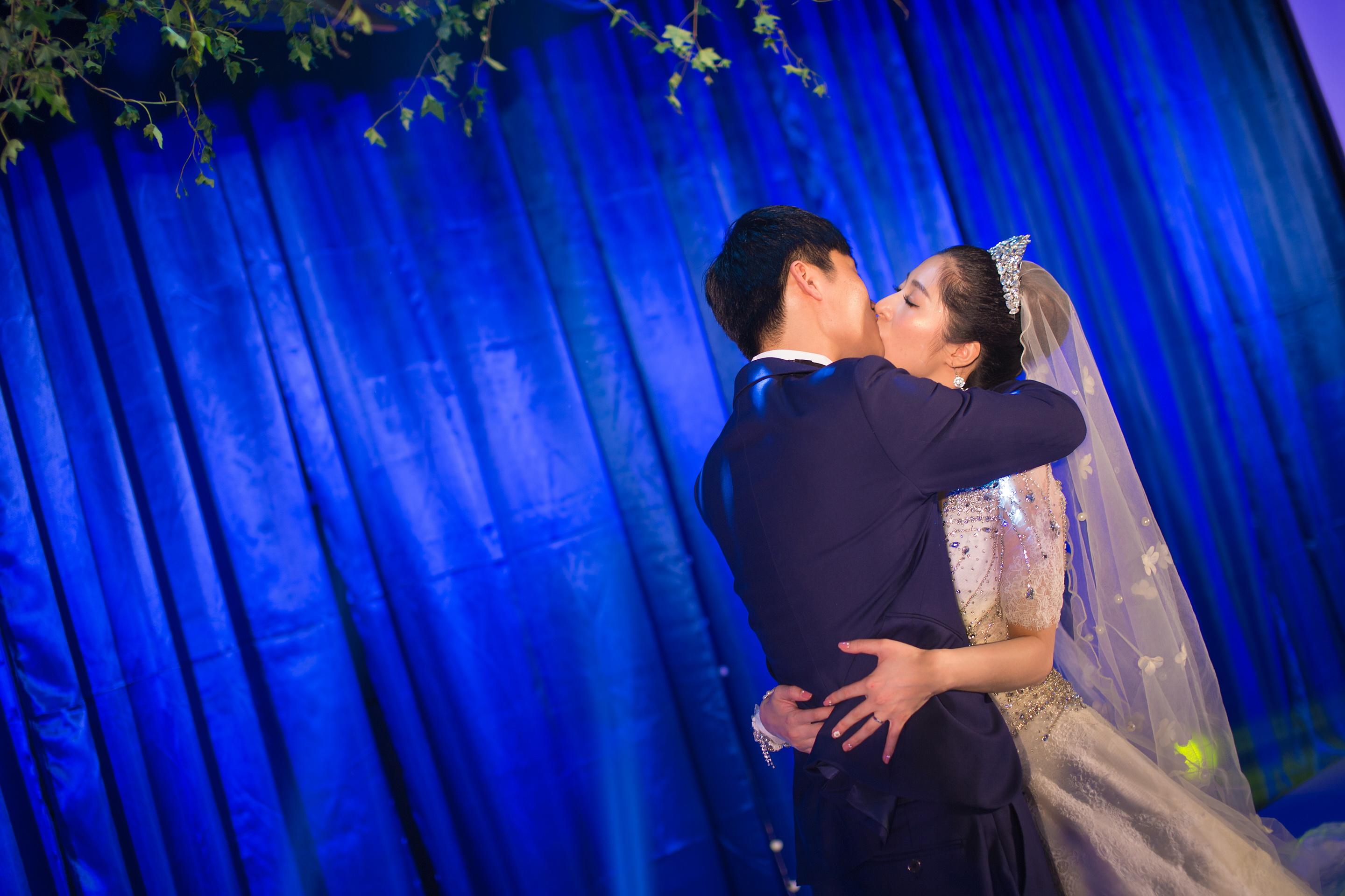 新娘他的亲吻对愿的年轻人的人纵向 库存照片. 图片 包括有 女性, 订婚, 穿戴, 情感, 亲吻, 享用 - 20860062