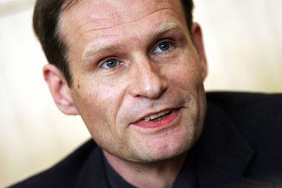 德国阿明 迈维斯吃人事件 2001年,这哥儿们在网站上发了一个广告