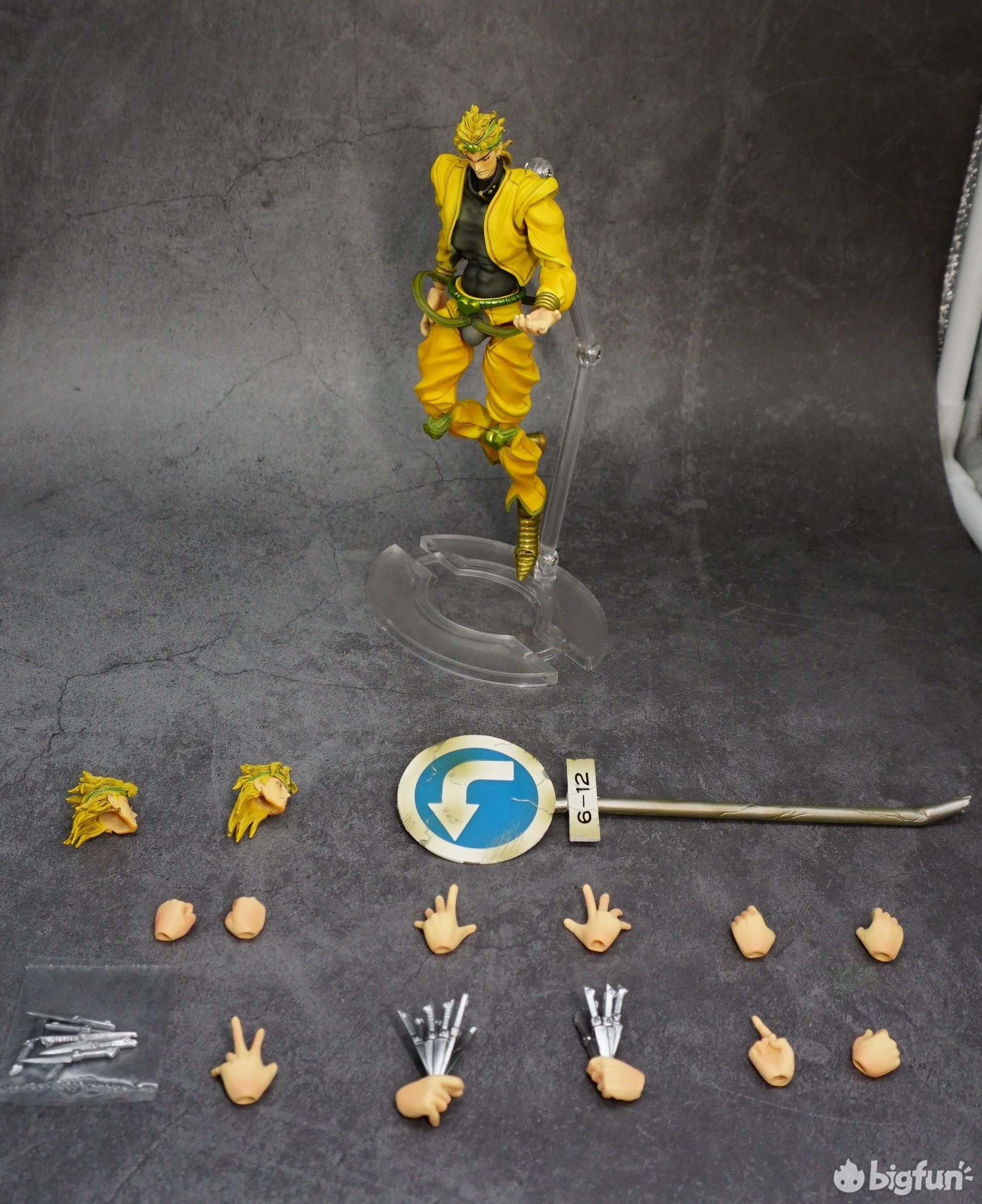 握拳手,张掌手,握持手,特殊手型各5个,6把小飞刀和一个被拆下来的路牌