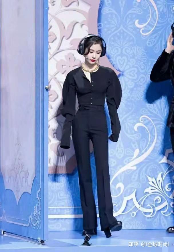 带着泡泡袖的美感,长款的袖装多了几分慵懒和率性,搭配高腰的紧身裤装