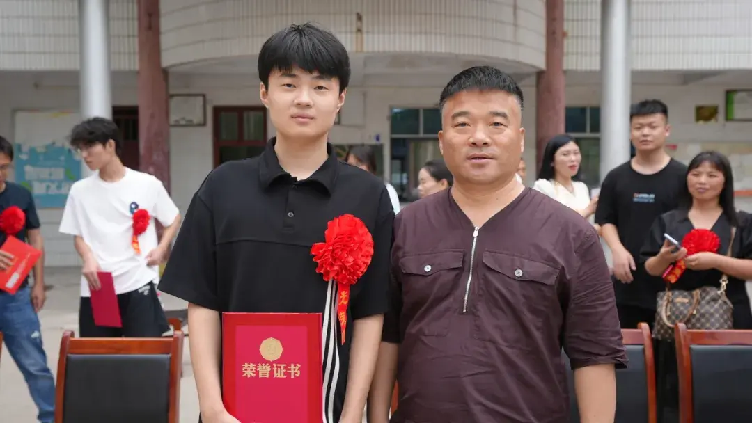 金辉酒业集团董事长池金清出席鹿邑县第二高级中学第七届"池金清奖学