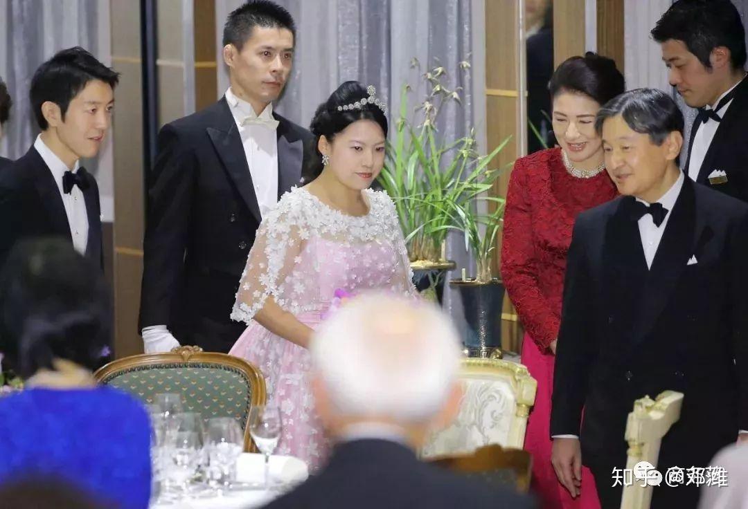 在婚礼后的晚宴上,绚子和丈夫换上了西式礼服.