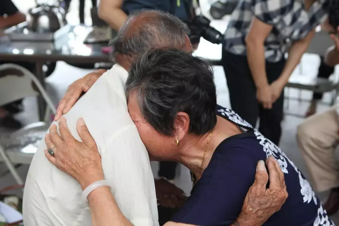 在认亲会陷入僵局的时候,王秀兰突然想到了什么,她把身子往前凑了凑