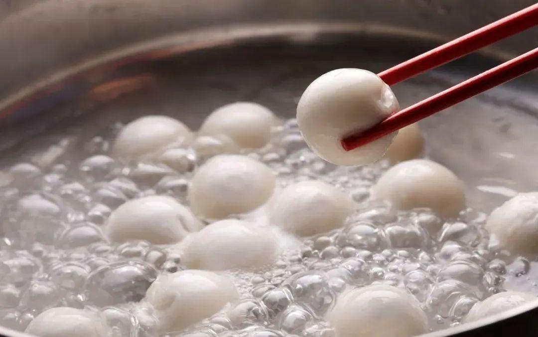 煮汤圆时,需水沸腾后再下锅,中途汤圆浮起时加三到四次冷水,保持沸而
