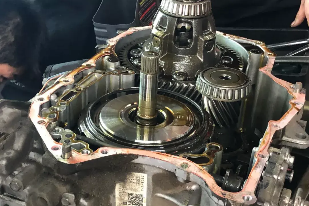 变速箱内部满是异常磨损印记