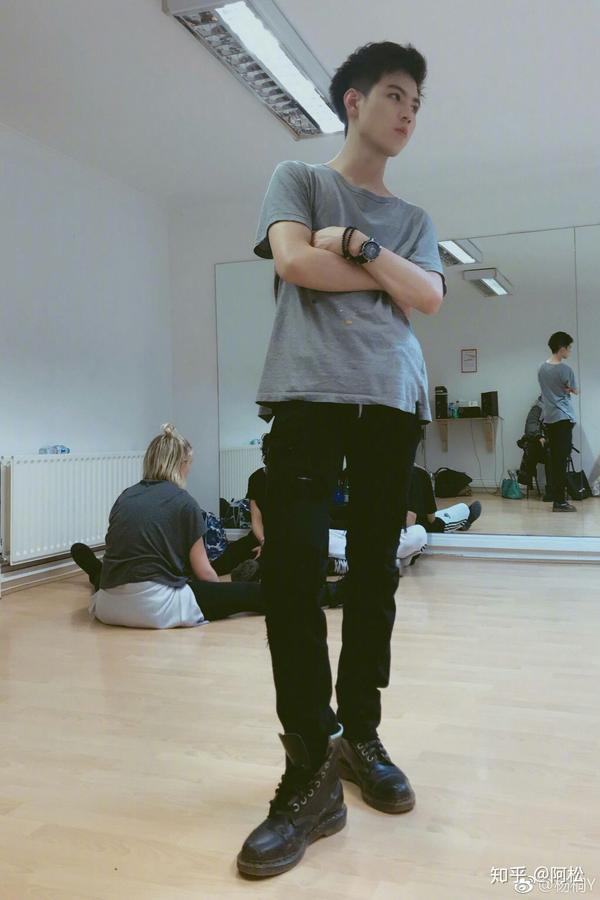 杨桐! 我桐哥175(百度官方身高哦),不高,但是很帅.安排!