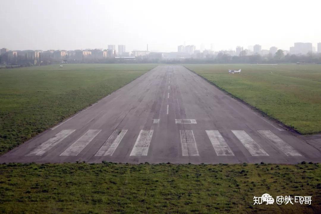 跑道上有另一架飛機我可以著陸嗎