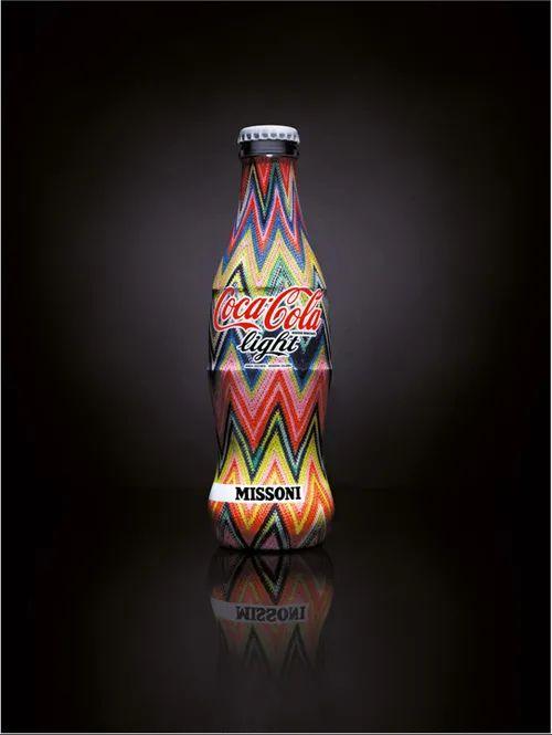 可口可乐还在圣诞节推出限定版,瓶子外层薄薄的塑料纸,轻轻一拉便成为