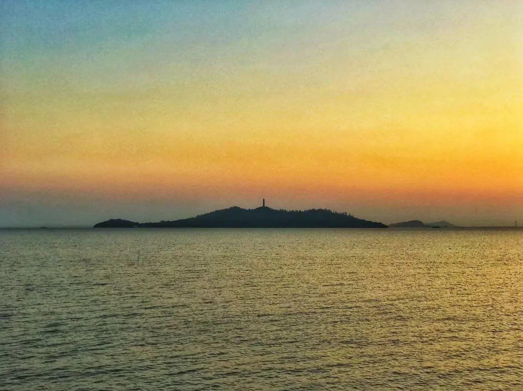 环湖而行,你将与振湖塔不期而遇,远眺峔山岛,听老人诉说陷巢州,涨庐州