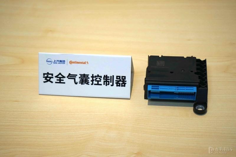 安全气囊控制器则根据碰撞时的加速度变化数据,来计算碰撞严重程度