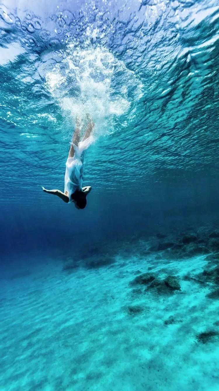 求少年落入大海中的蓝色系壁纸