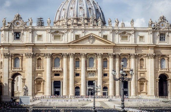 西斯廷礼拜堂(sistine chapel),又名西斯廷教堂,为梵蒂冈宫的教皇礼