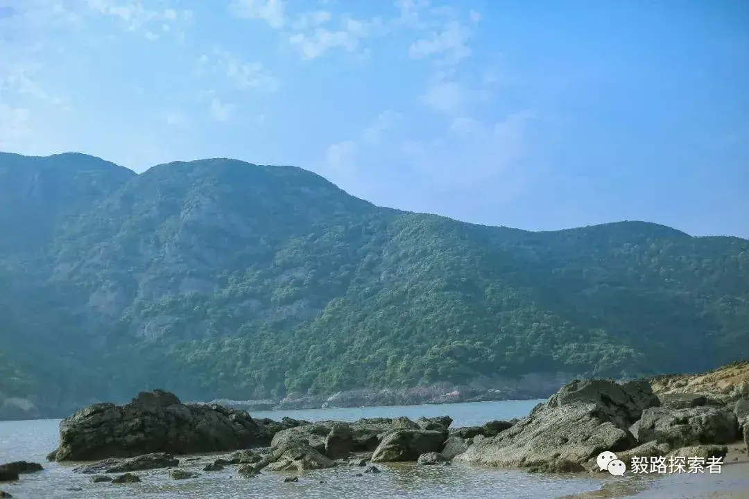 南田島是寧波的第一大島,位於象山鶴浦鎮,這裡一面臨山一面靠海,奇巖