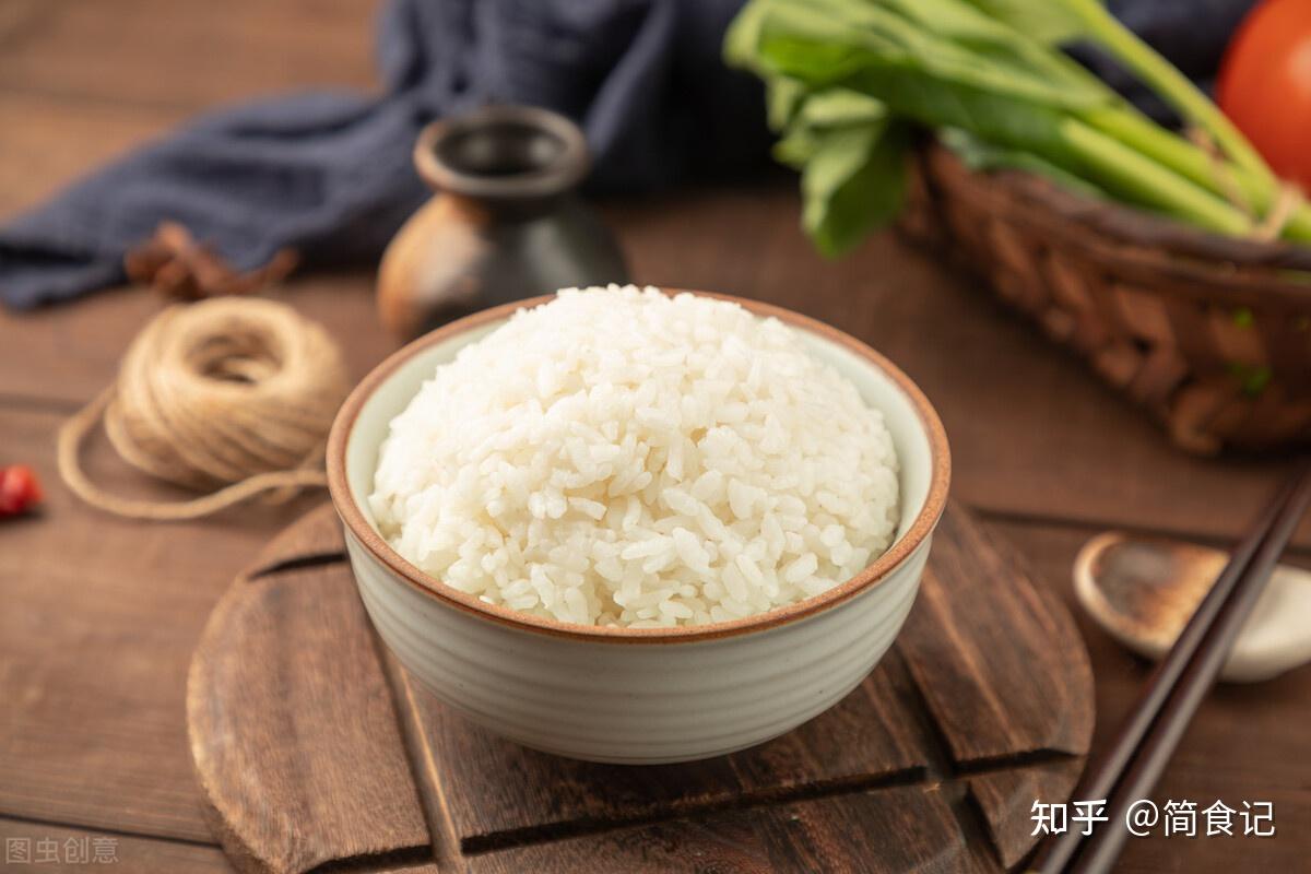 焖米饭时千万不要加水就煮多加这2步米饭粒粒分明不粘锅